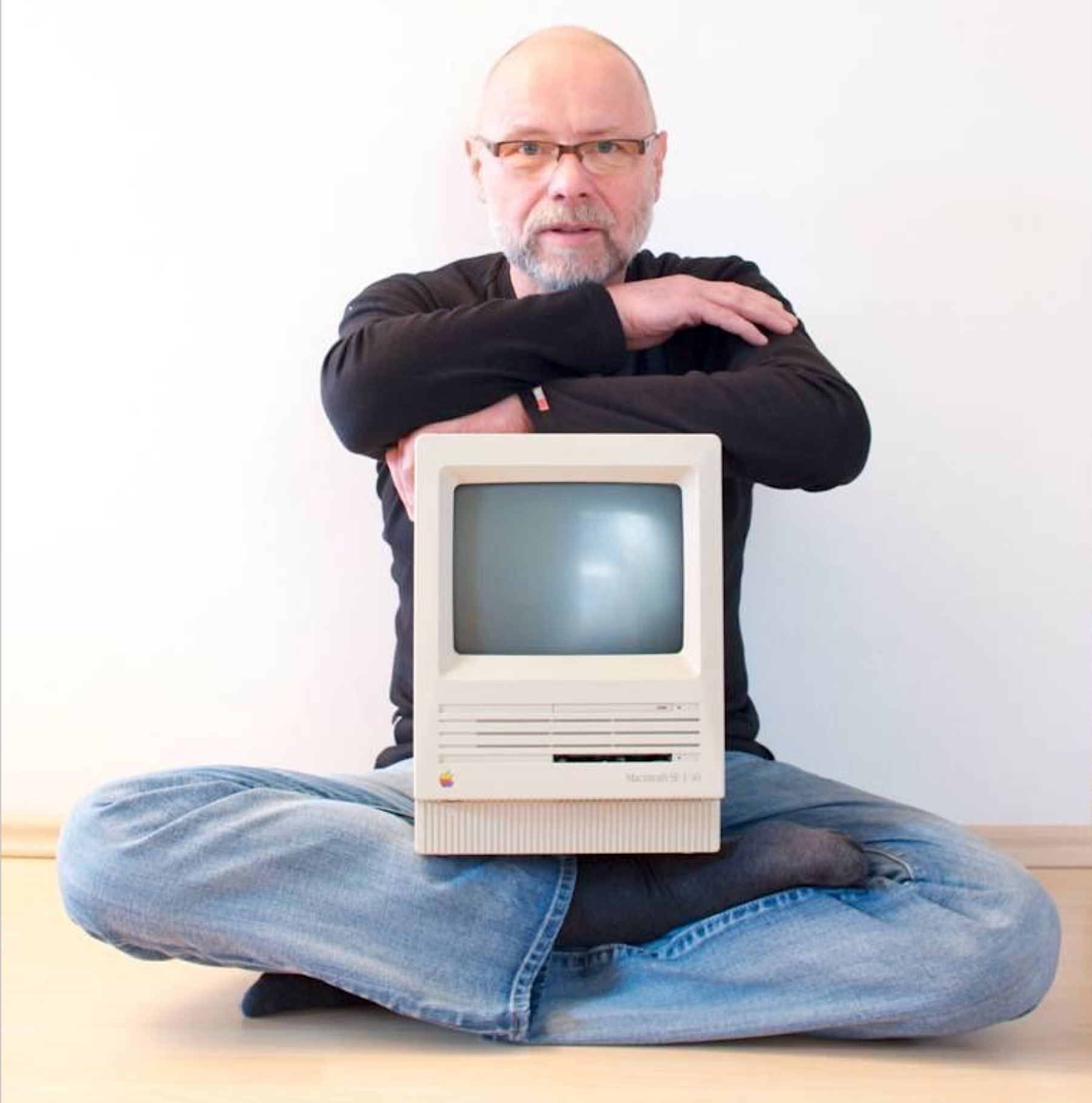 Der Dozent vor einem PC